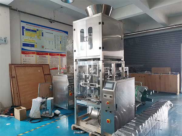 全套粉體自動草莓视频在线观看入口流水線由螺杆計量機、真空上料機、成品輸送機組成